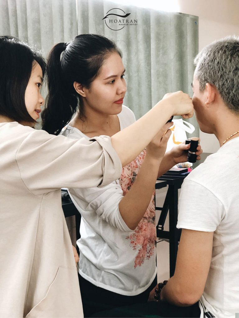 Hình ảnh lớp học makeup cho nam giới tại HoaTranMakeup Academy